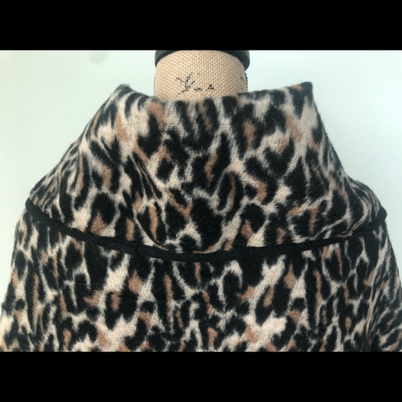 Leopard Oversized Collar Poncho - Picture 6 of 6